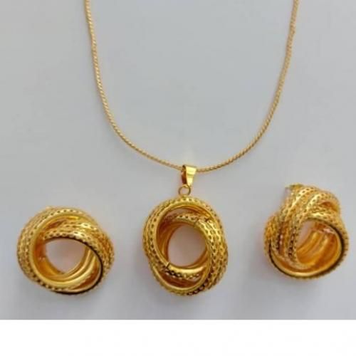 Partagez ce produit    Ensemble chaine et boucles d'oreilles femme en plaqué